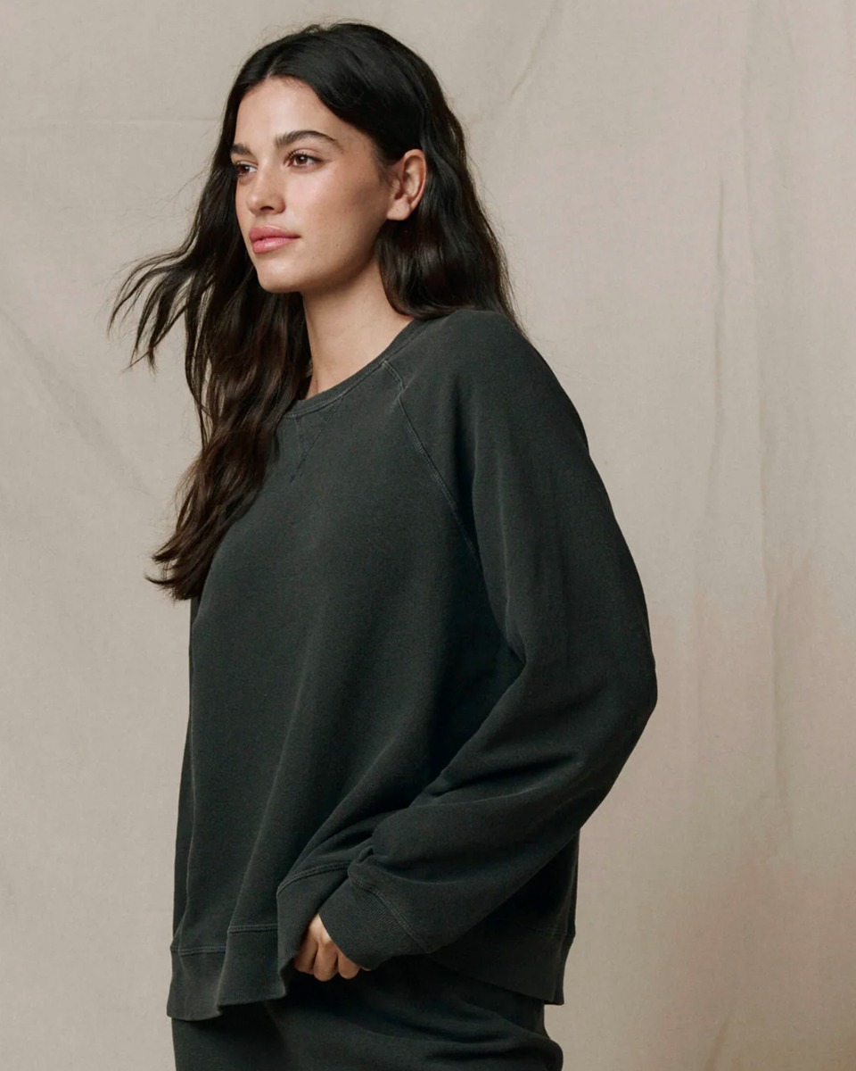 Sweatshirt Slouch The Great en coton noir, port&eacute; de profil.