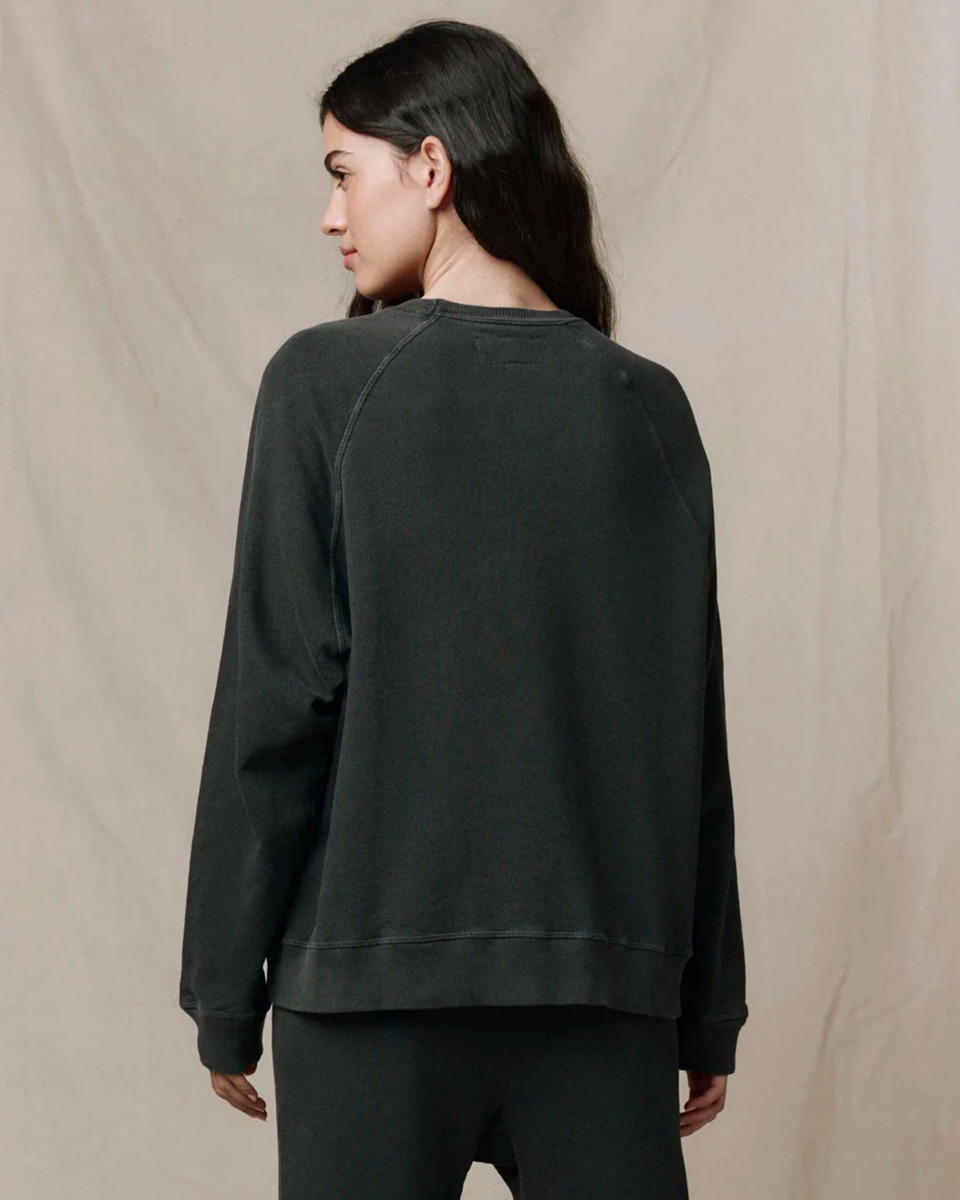 Sweatshirt Slouch The Great en coton noir, port&eacute; de dos.