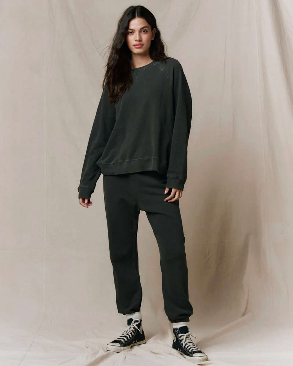 Sweatshirt Slouch The Great en coton noir, port&eacute; de face avec un bas de jogging assorti.