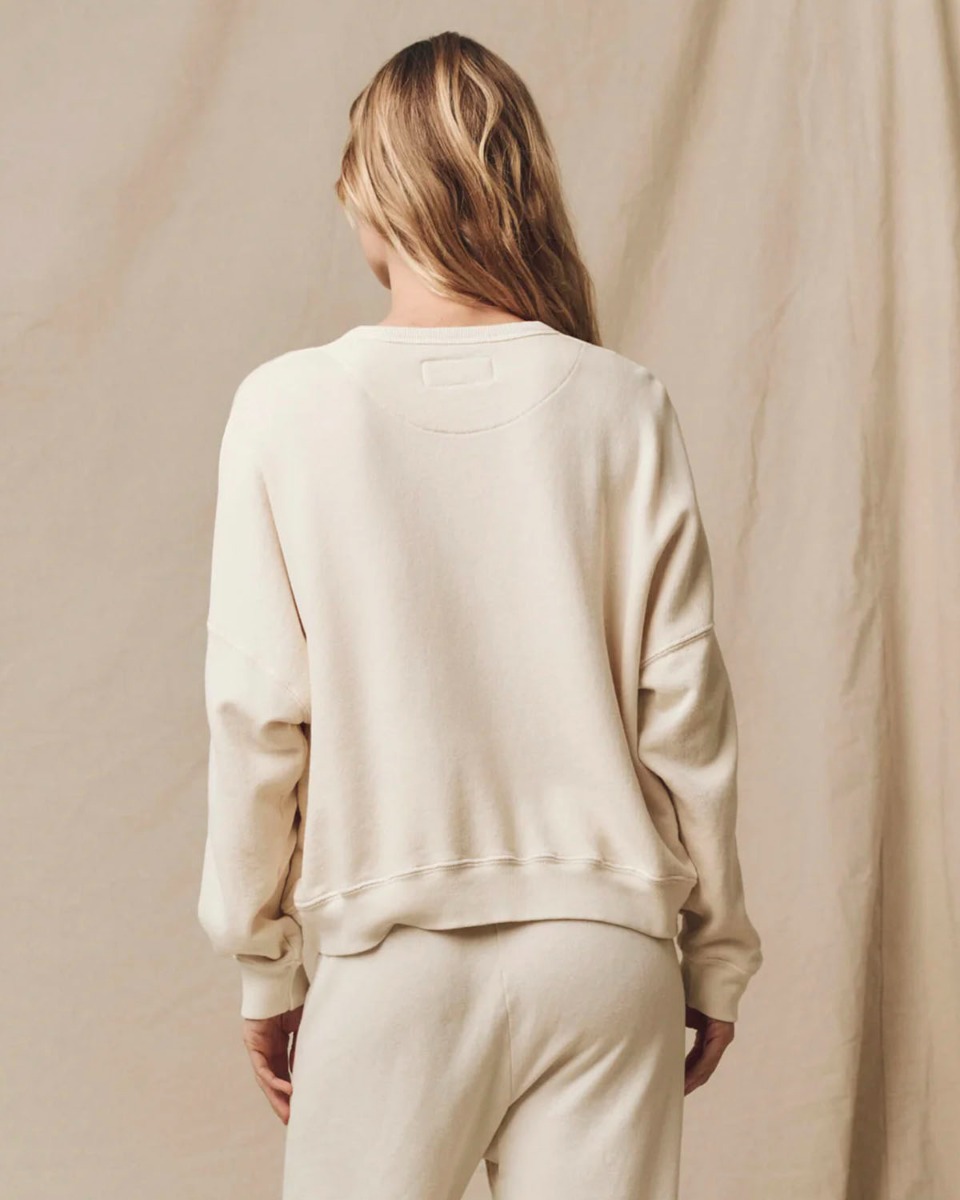 Sweatshirt Teammate The Great en coton écru. Porté de dos.