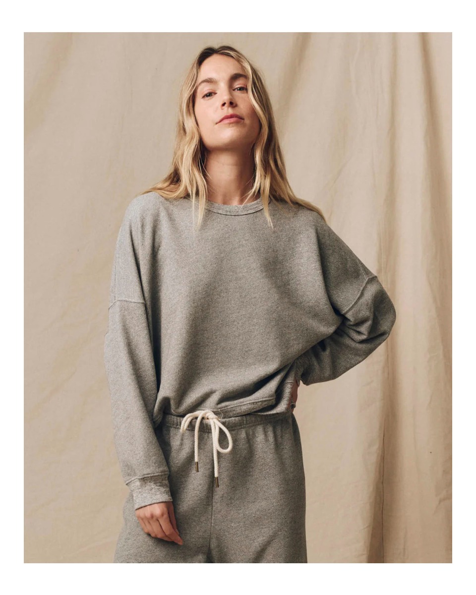 Sweatshirt Teammate The Great en coton gris chiné. Porté de face.