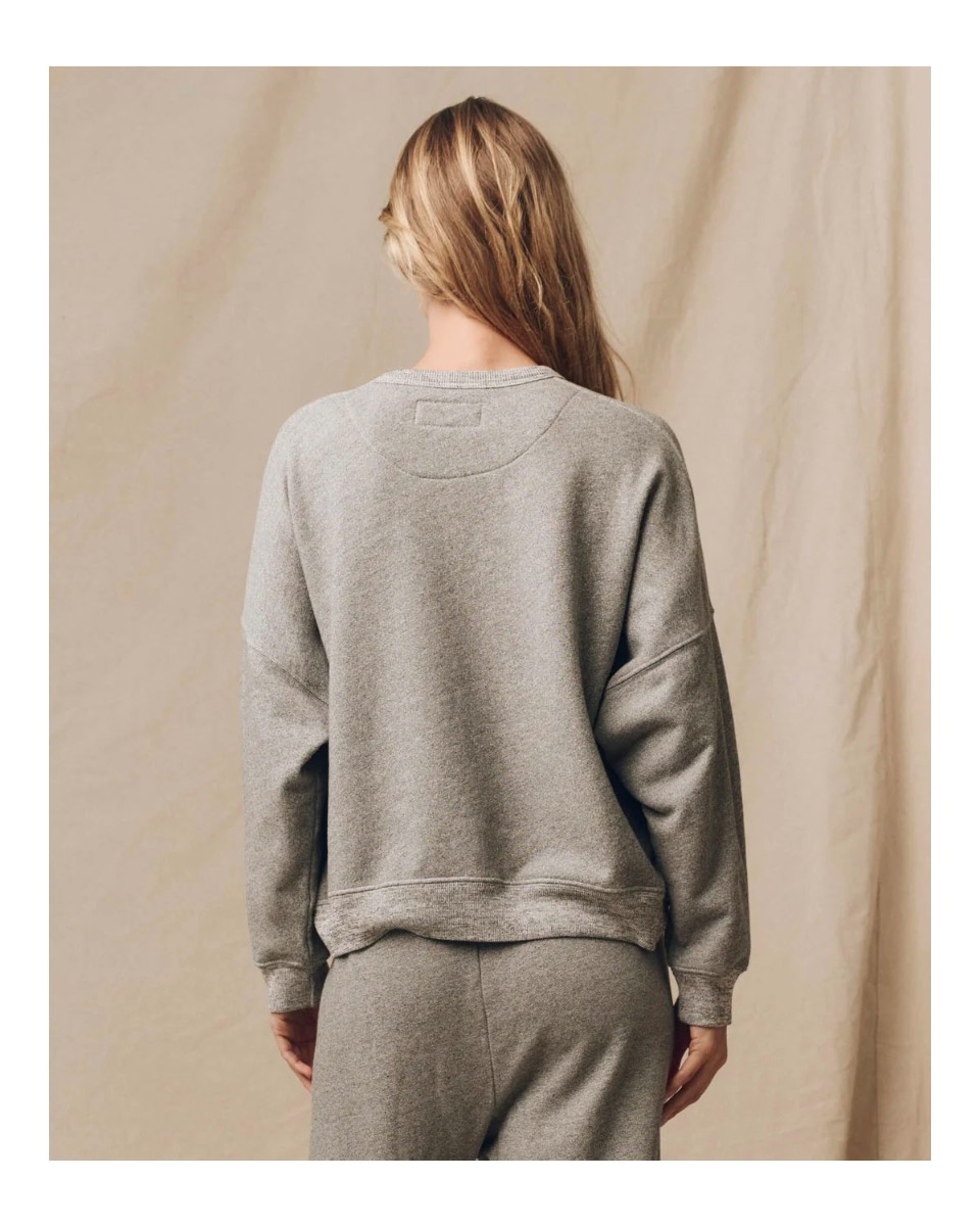 Sweatshirt Teammate The Great en coton gris chiné. Porté de dos.