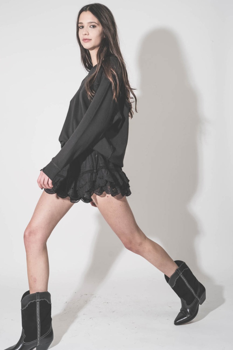 Sweatshirt College The Great en coton noir, port&eacute; avec un short en dentelle Isabel Marant &Eacute;toile.