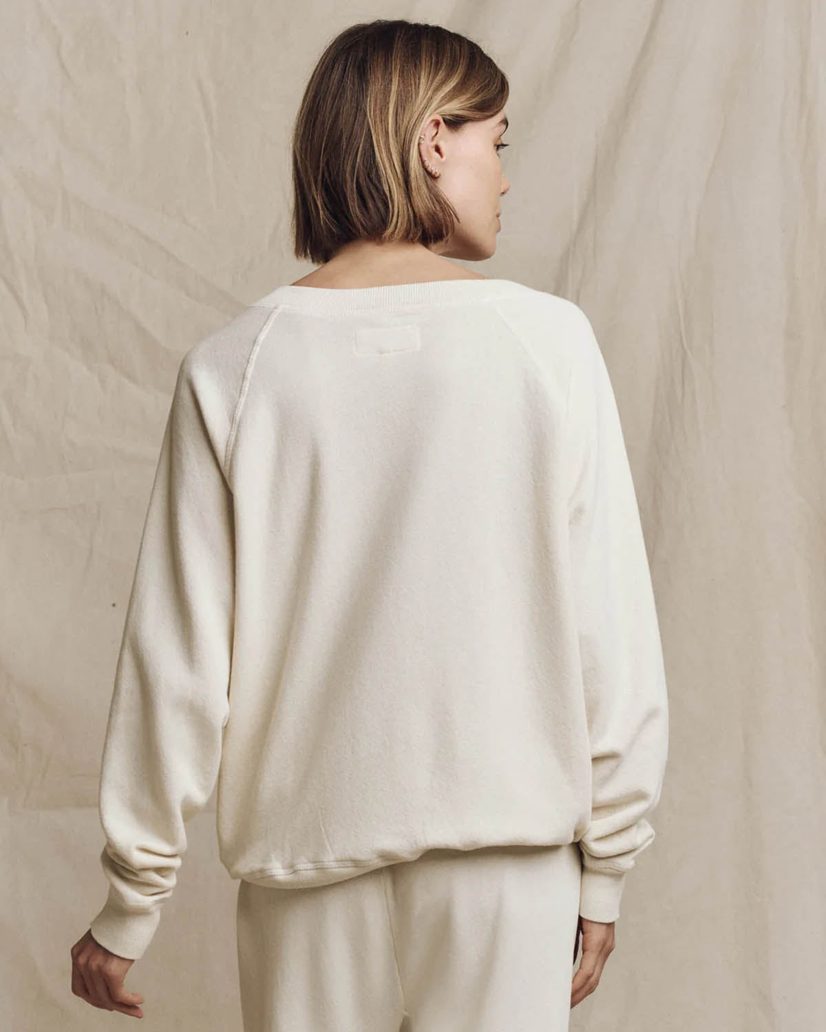 Sweatshirt Neck The Great  Blanc Délavé. Vu porté dos. 