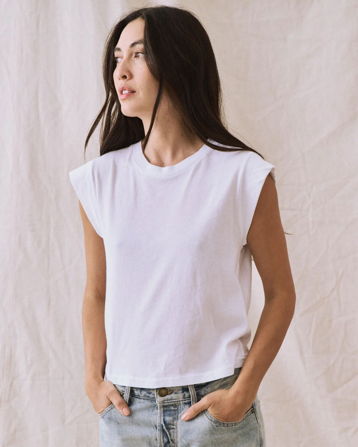 Tee-shirt court manches raccourcies en jersey blanc Peak Shoulder The Great. Porté de face.
