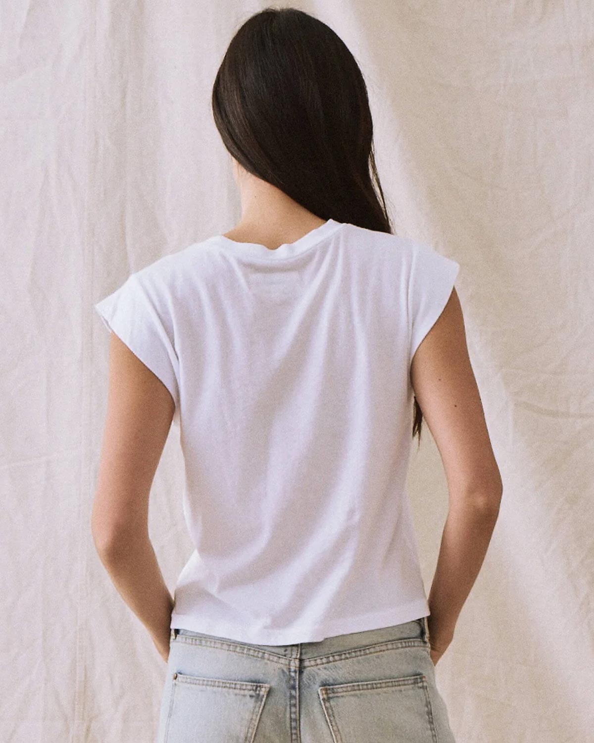 Tee-shirt court manches raccourcies en jersey blanc Peak Shoulder The Great.  Porté de dos.