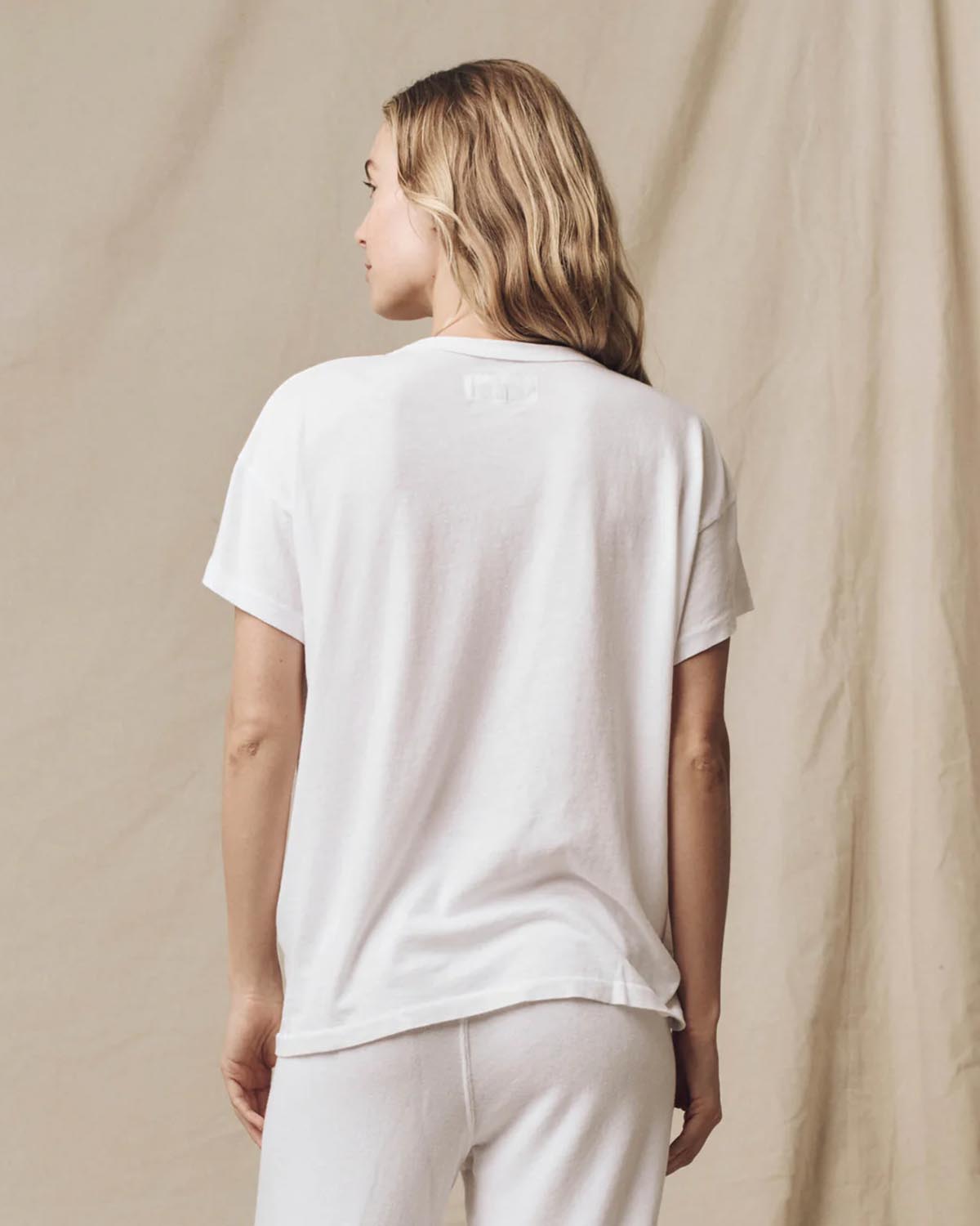 Tee-shirt blanc à manches courtes en coton The Boxy Crew de The Great, porté de dos avec un bas de jogging assorti de la même marque.