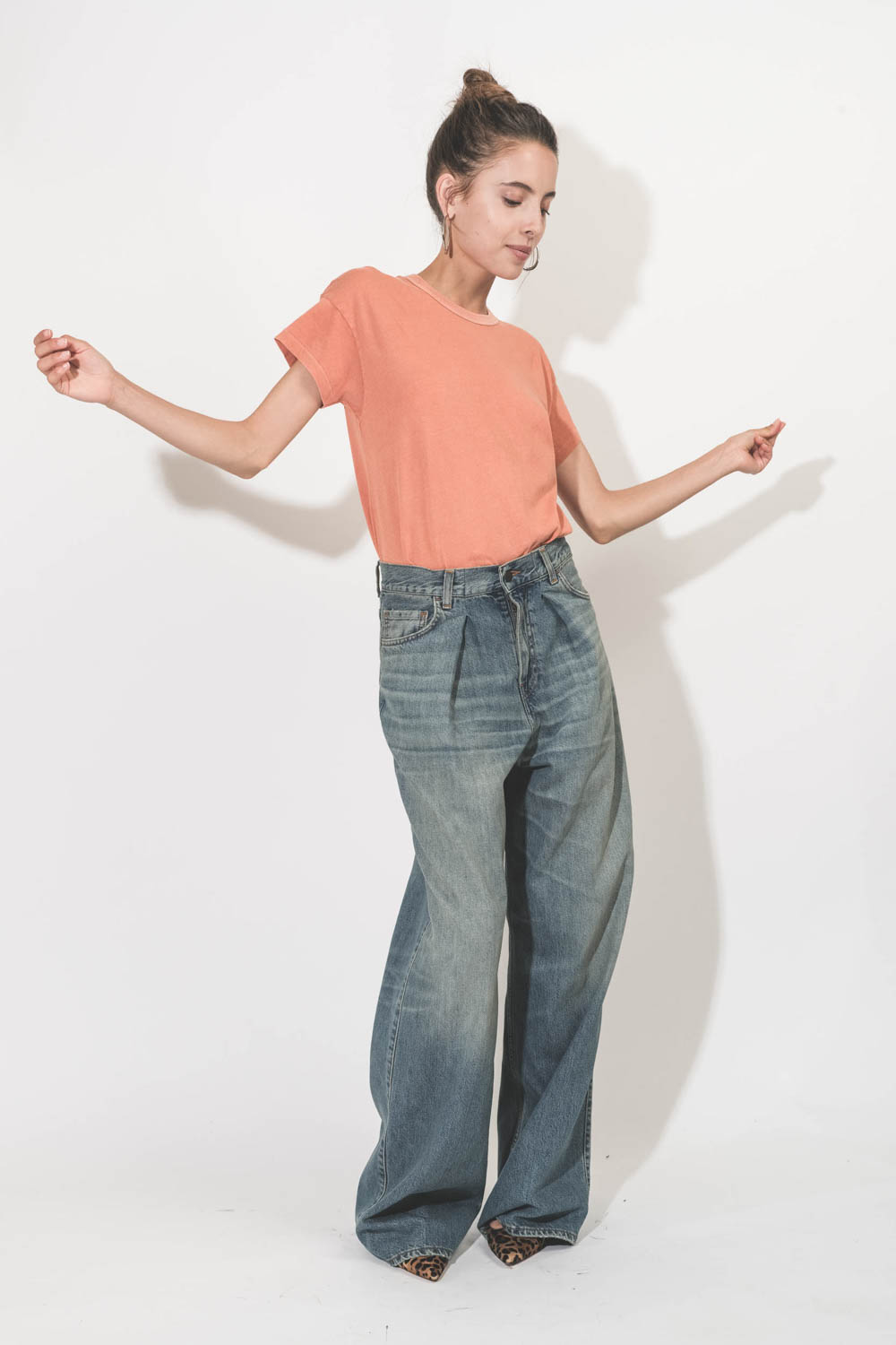 Tee-shirt manches courtes en coton orange Boxy Crew The Great. Port&eacute; avec un jean large.