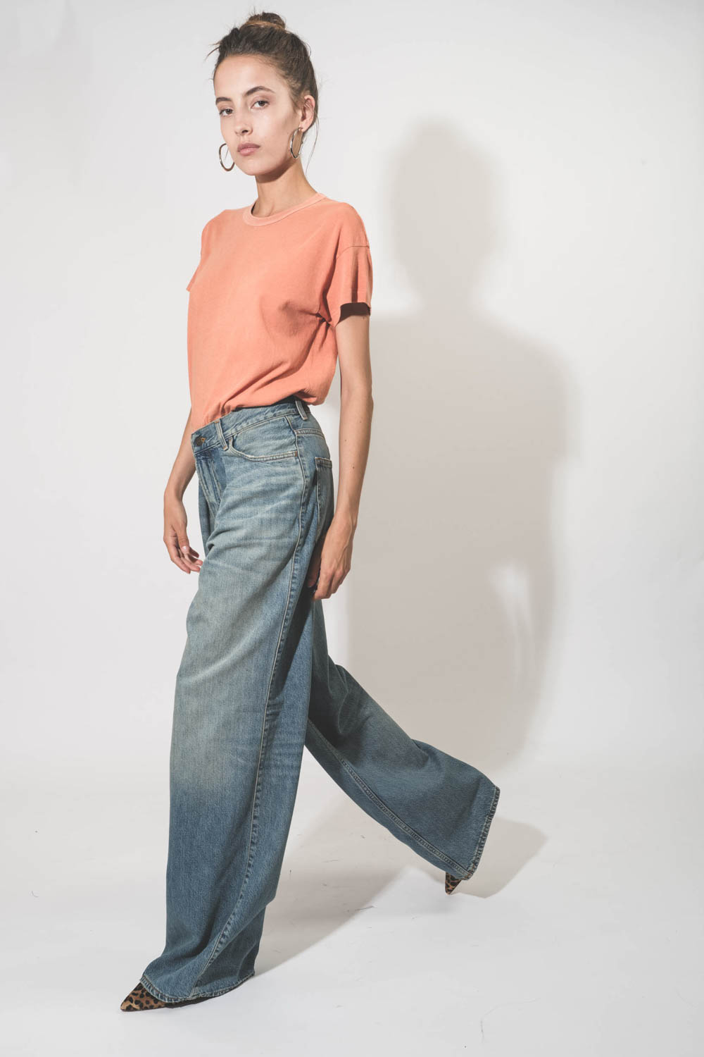 Tee-shirt manches courtes en coton orange Boxy Crew The Great. Port&eacute; de profil.