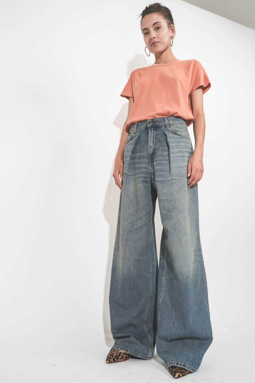 Tee-shirt manches courtes en coton orange Boxy Crew The Great. Port&eacute; avec un jean large et des sandales l&eacute;opard.