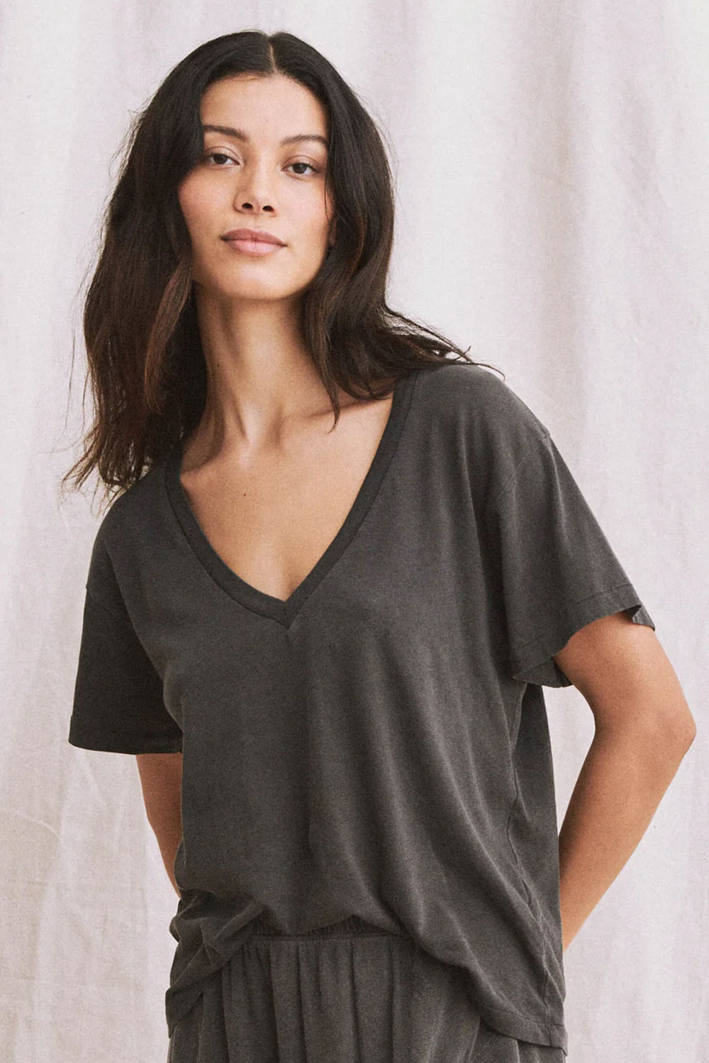 Produit Tee-shirt manches courtes V Neck The Great noir délavé. Vue porté face. 
