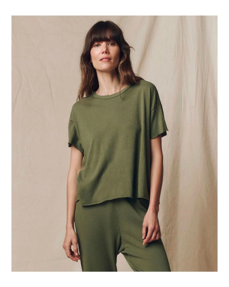 T-Shirt court manches courtes en jersey de coton kaki Army Heritage The Great. Porté de face.