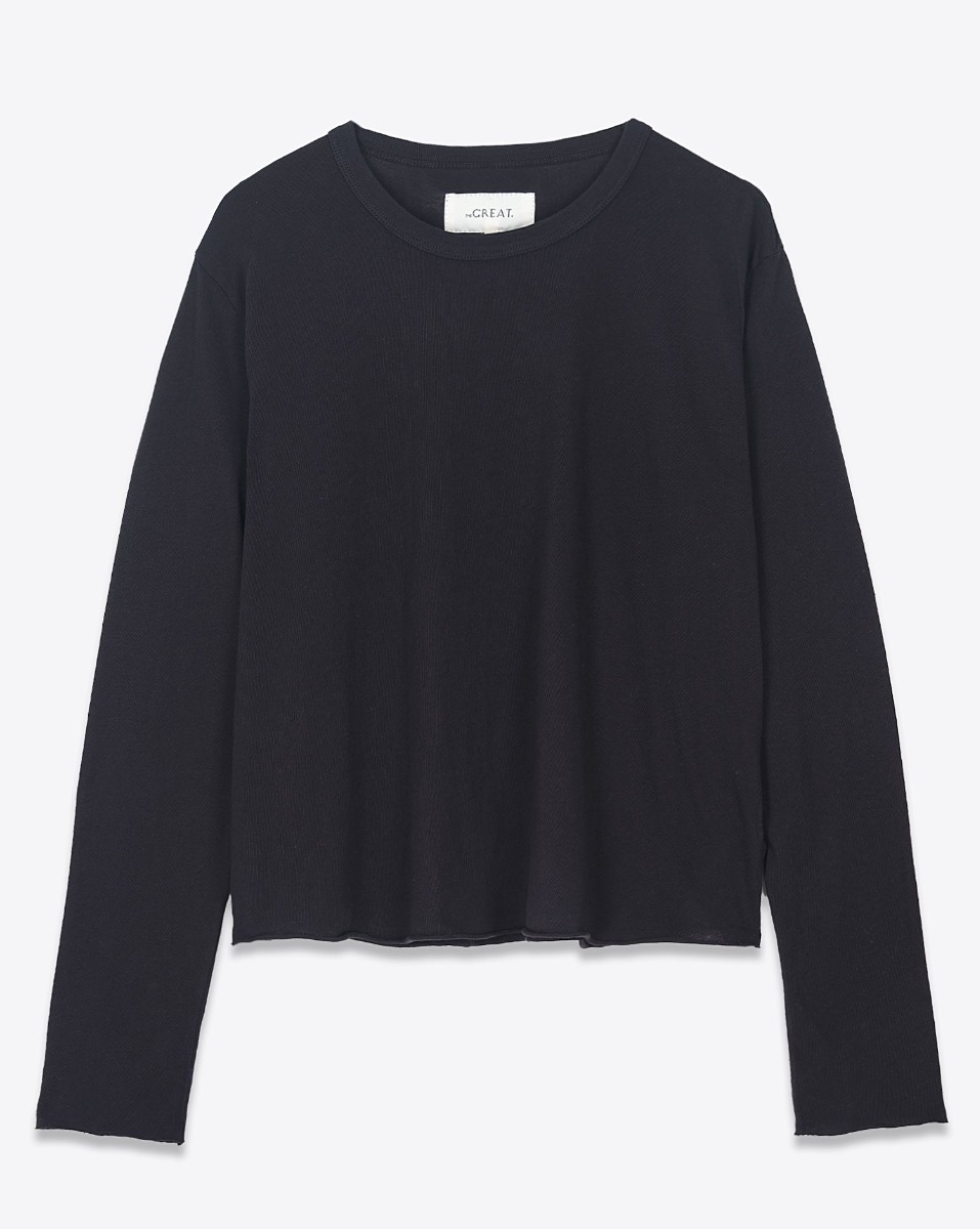 Tee-shirt Long Sleeve Crop Tee The Great en coton noir d&eacute;lav&eacute; &laquo; washed black &raquo;, vu de face.