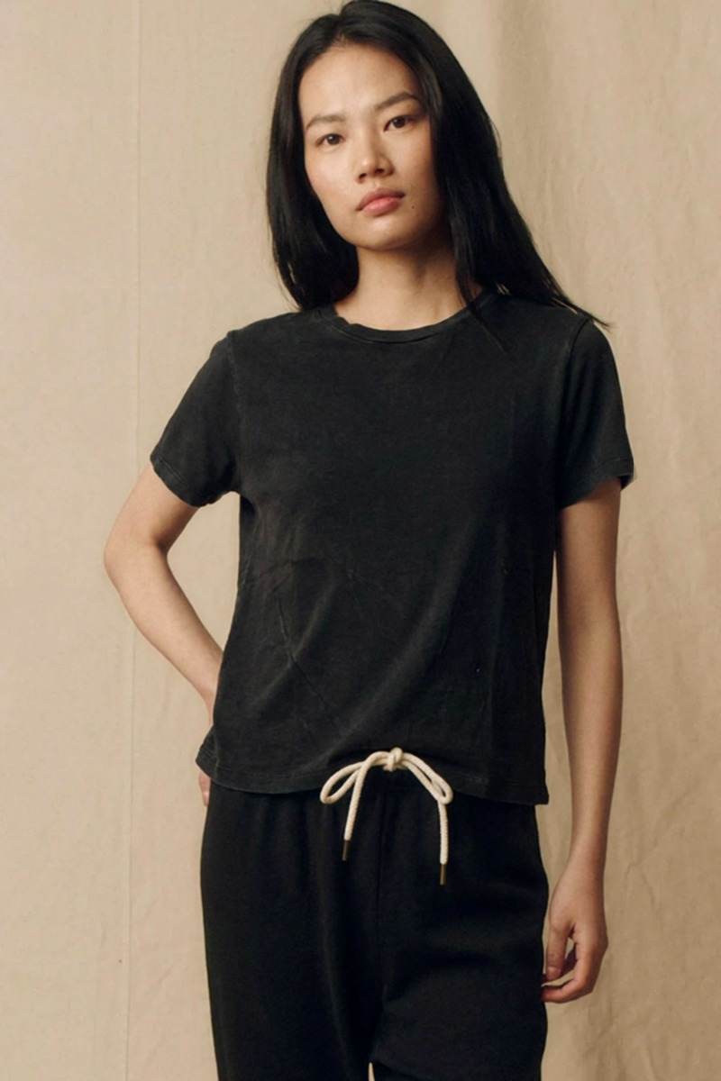 Tee-shirt Little The Great en coton noir d&eacute;lav&eacute;, port&eacute; de face.