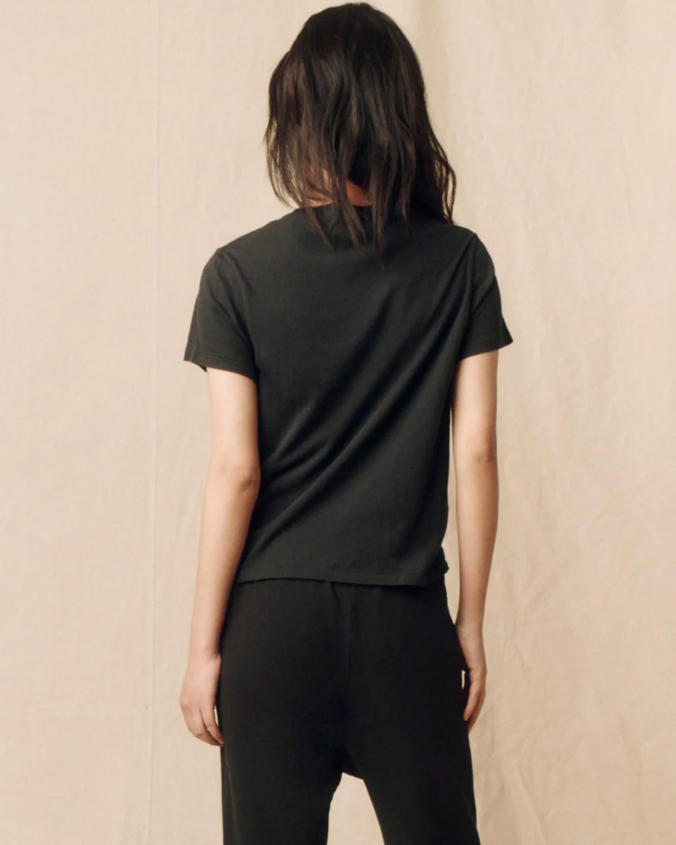 Tee-shirt Little The Great en coton noir d&eacute;lav&eacute;, port&eacute; de dos.