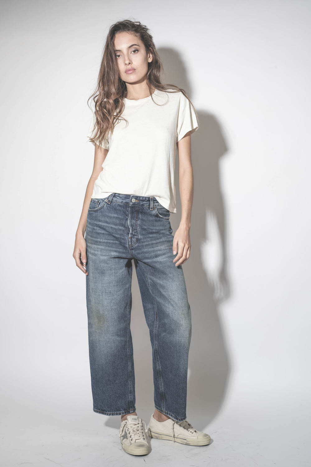 Produit Tee-shirt col rond manches courte en jersey de coton doux et fluide écru Little Tee The Great. Porté de face.