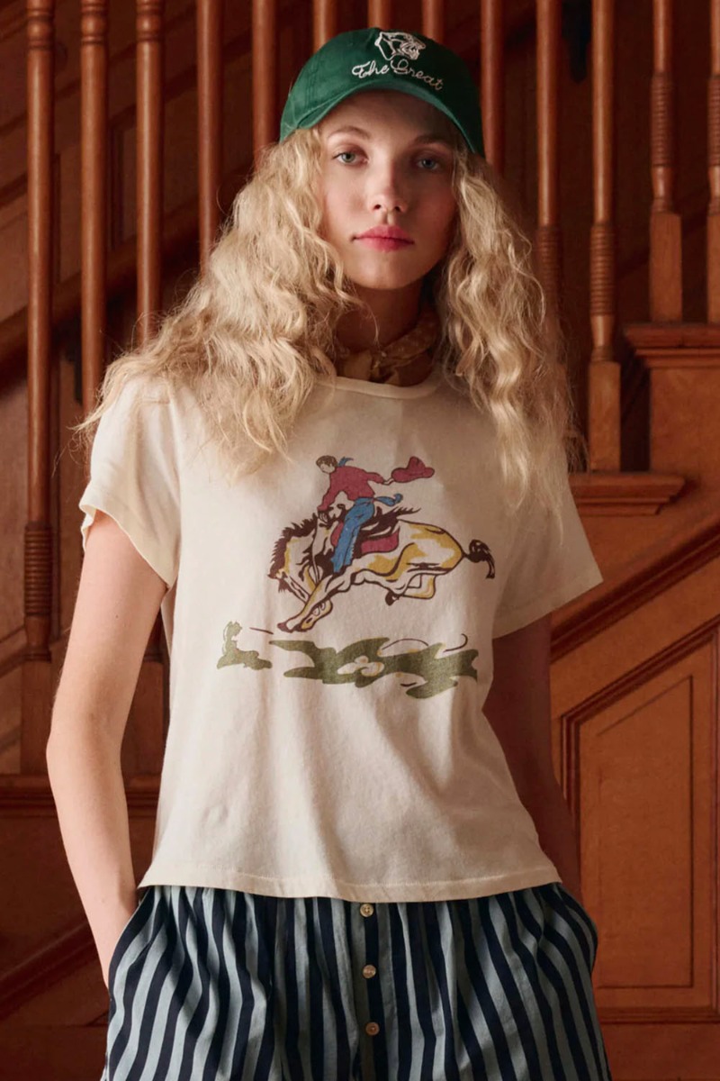 Tee-shirt Little Tee Rider The Great en coton &eacute;cru s&eacute;rigraphie cavalier sur son cheval, port&eacute; de face.