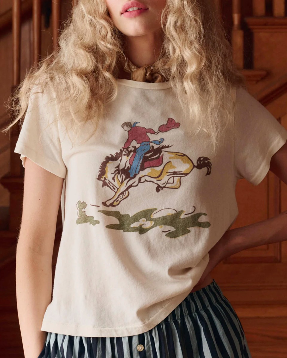 Tee-shirt Little Tee Rider The Great en coton &eacute;cru s&eacute;rigraphie cavalier sur son cheval. D&eacute;tail de la s&eacute;rigraphie.