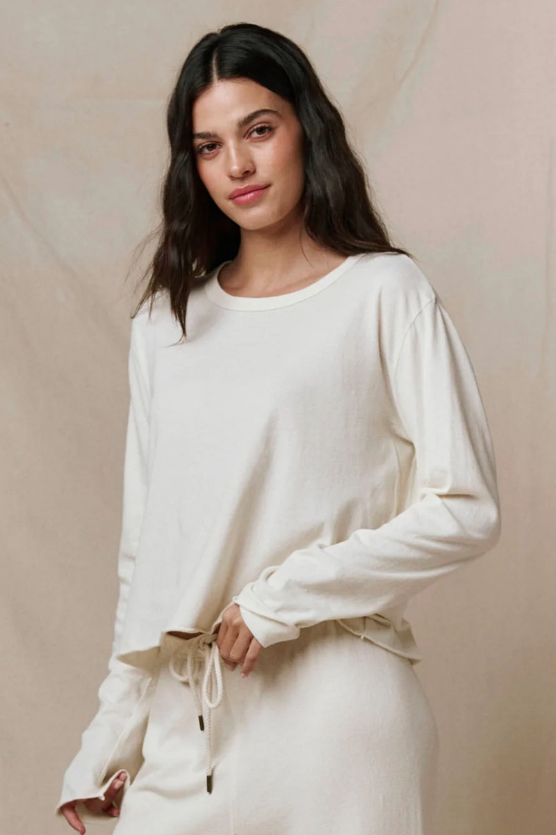 Tee-shirt manches longues Crop The Great en coton &eacute;cru, port&eacute; de face.