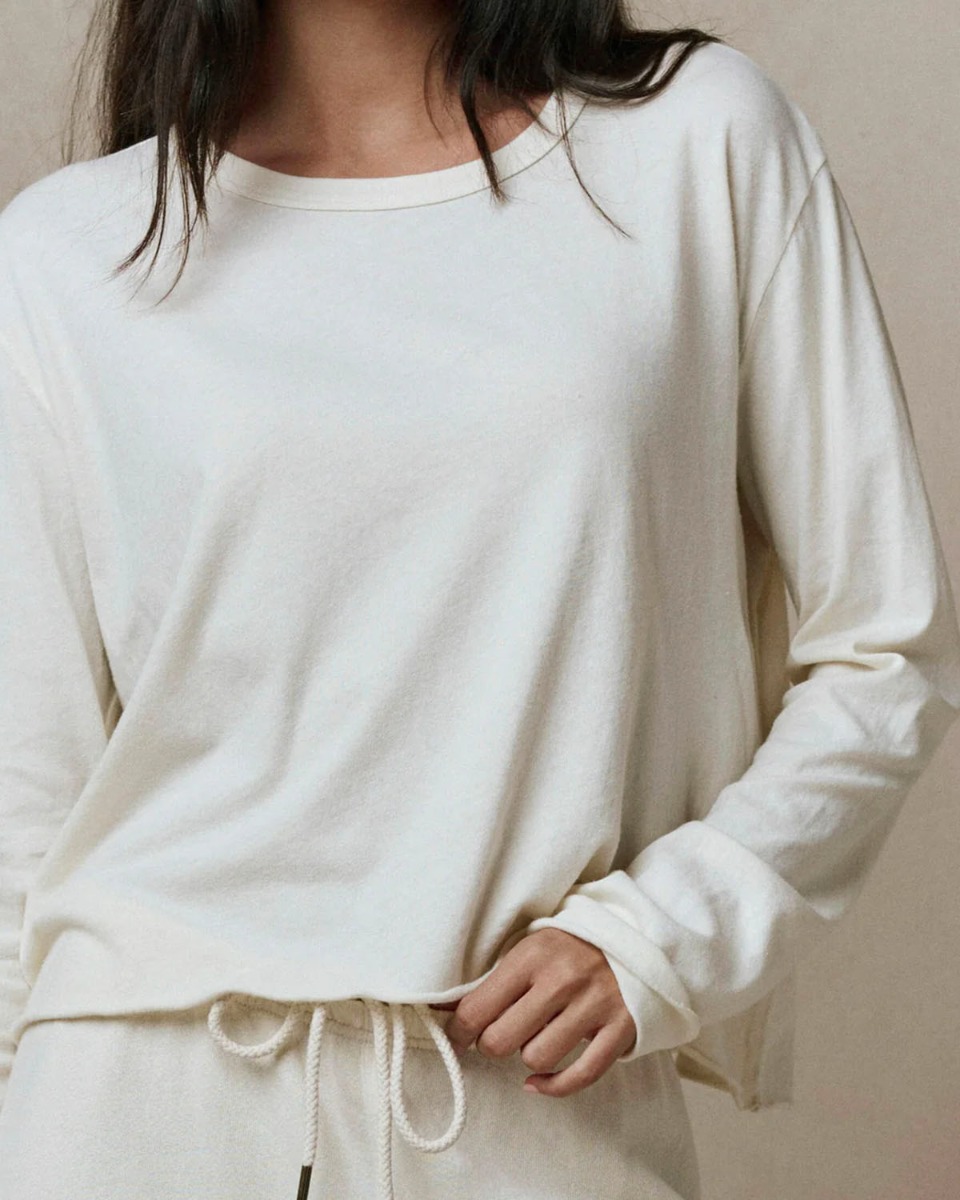 Tee-shirt manches longues Crop The Great en coton &eacute;cru, d&eacute;tail de l'encolure.