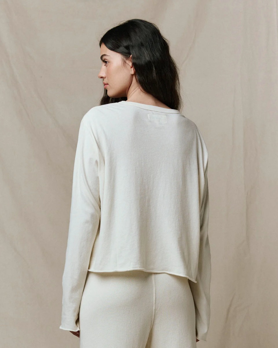 Tee-shirt manches longues Crop The Great en coton &eacute;cru, port&eacute; de dos.