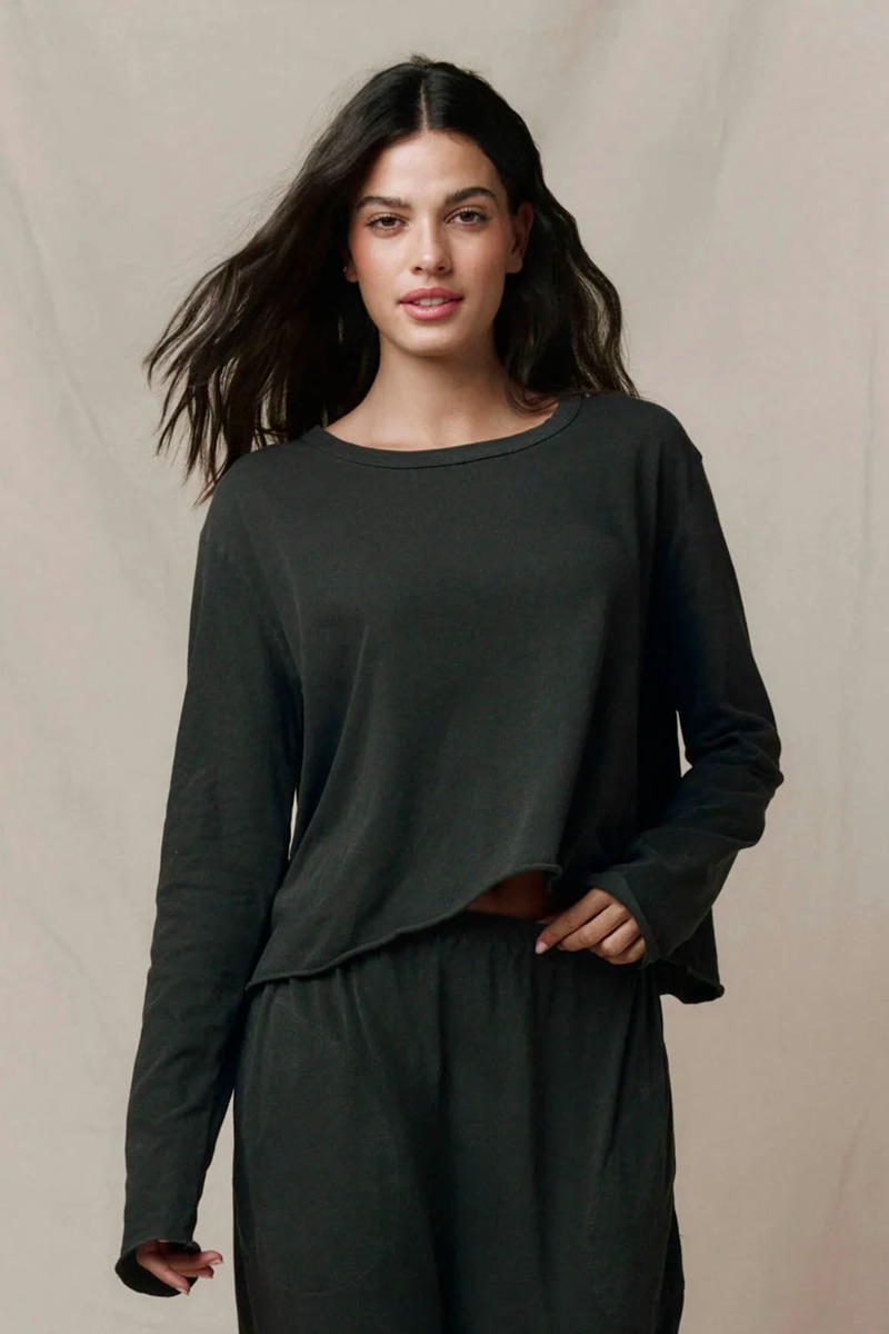 Tee-shirt Long Sleeve Crop Tee The Great en coton noir d&eacute;lav&eacute; &laquo; washed black &raquo;, port&eacute; de face.