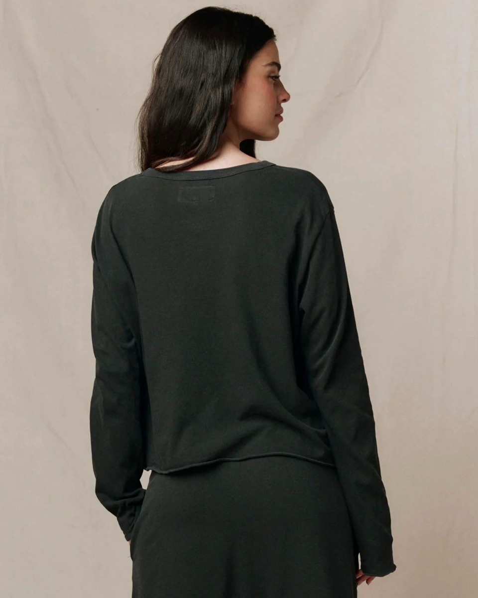 Tee-shirt Long Sleeve Crop Tee The Great en coton noir d&eacute;lav&eacute; &laquo; washed black &raquo;, port&eacute; de dos.