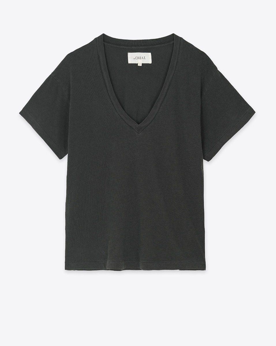Tee-shirt manches courtes col V Slouchy The Great en coton noir d&eacute;lav&eacute;, vu de face.