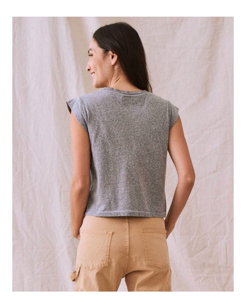 T-shirt manches courtes raccourcies encolure ronde en jersey gris chiné Peak Shoulder The Great. Porté de dos. 