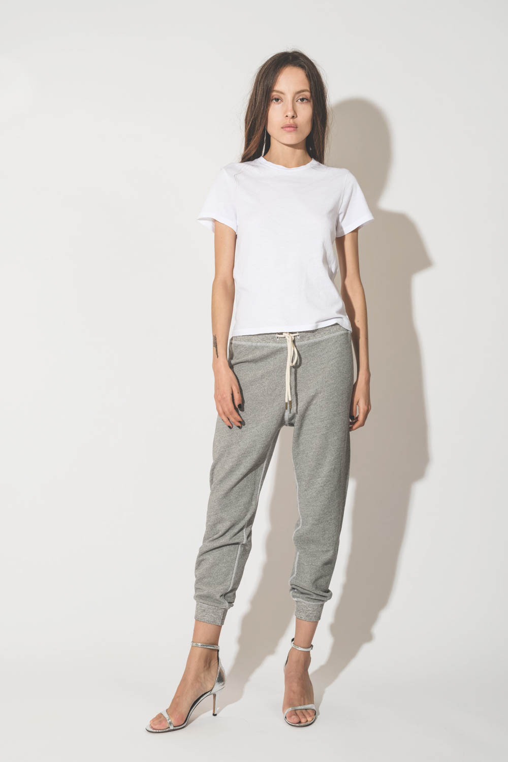 Produit The Great Jogging Cropped Gris. Porté avec des sandales à talons en cuir argent.