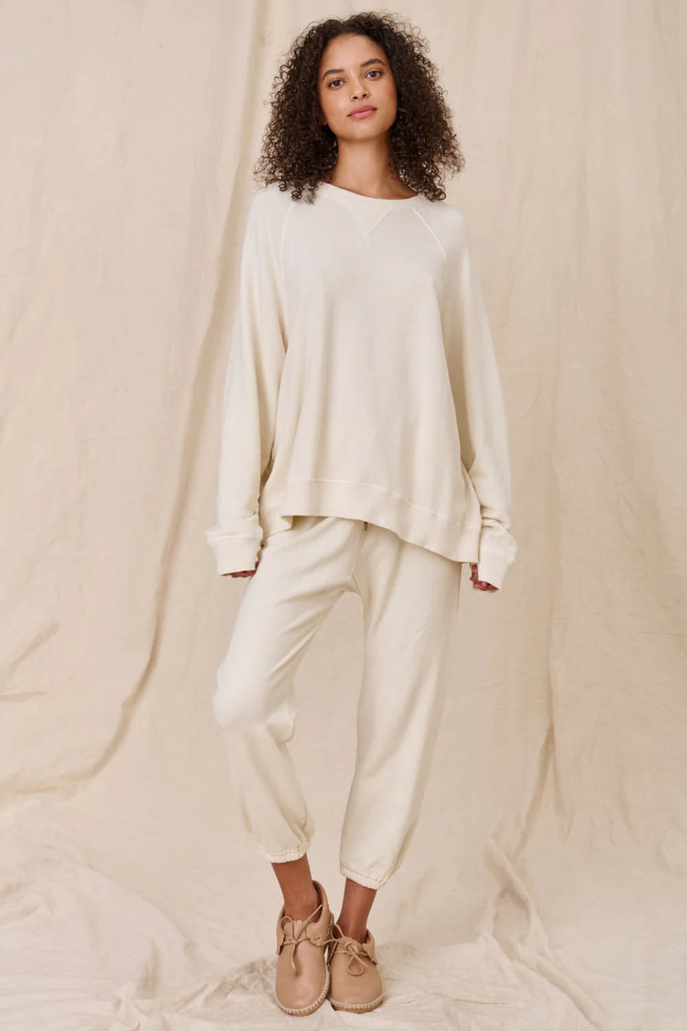 Produit Sweatshirt Slouch The Great en coton écru. Porté avec un jogging écru. 