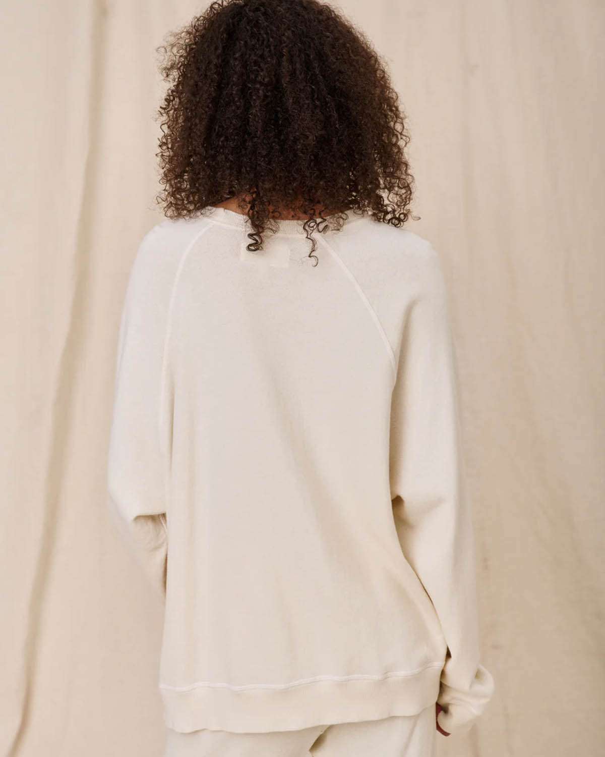 Sweatshirt Slouch The Great en coton écru. Vue dos. 