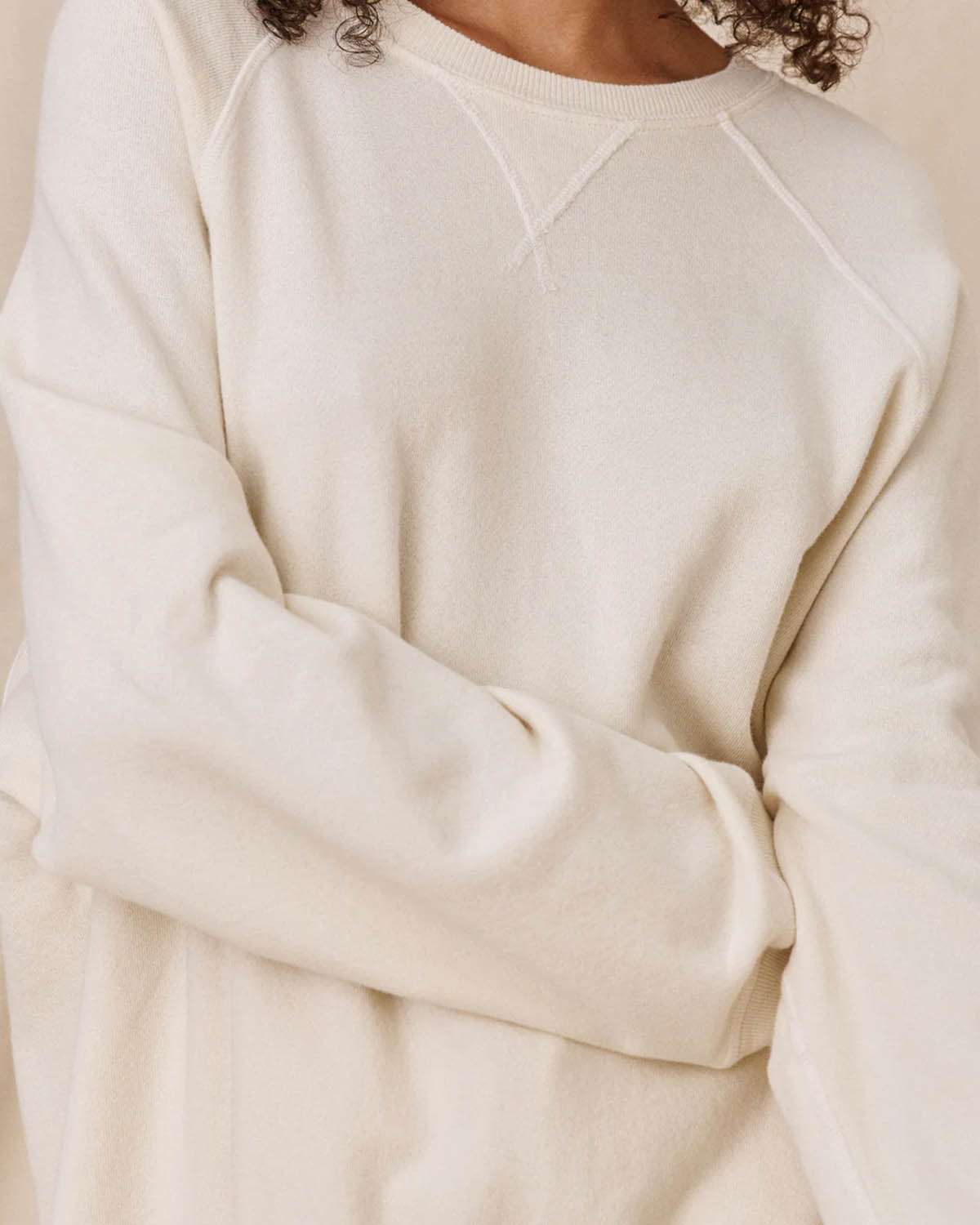 Sweatshirt Slouch The Great en coton écru. Porté vue face. 