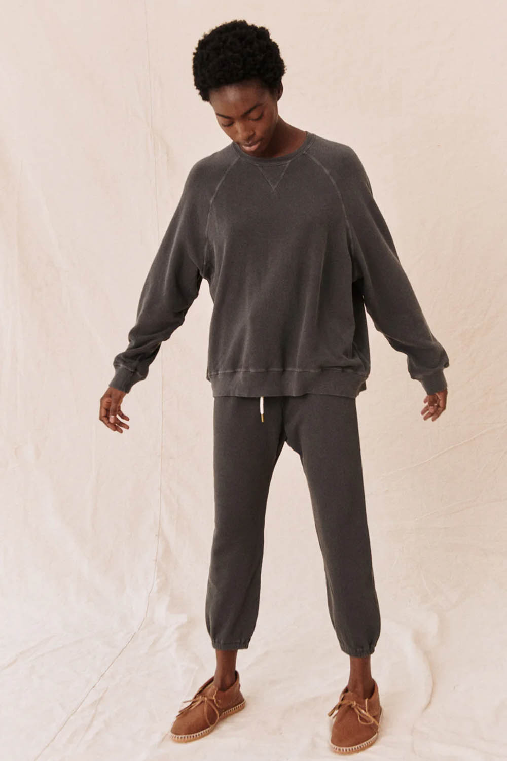 Produit Sweatshirt Slouch The Great en coton noir délavé. Porté avec un jogging noir délavé. Vue face. 