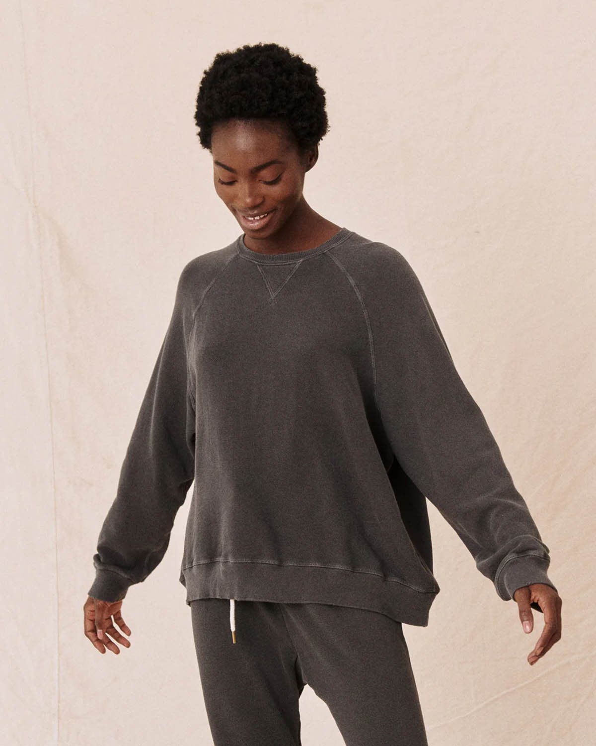 Sweatshirt Slouch The Great en coton noir délavé. Porté avec un jogging noir délavé. Vue face. 