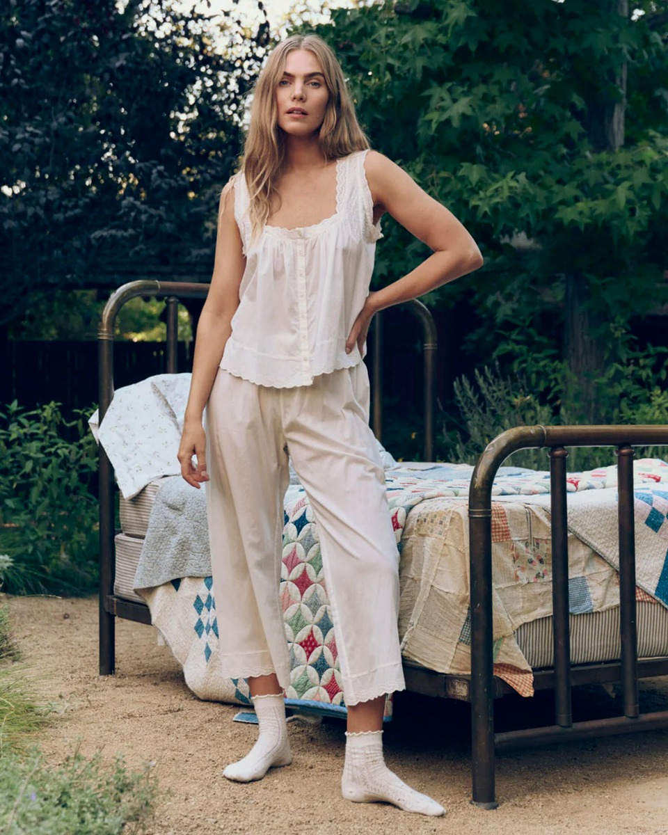 Top &agrave; bretelles Eyelet The Great en coton et dentelle cr&egrave;me, port&eacute; de face avec un pantalon assorti.