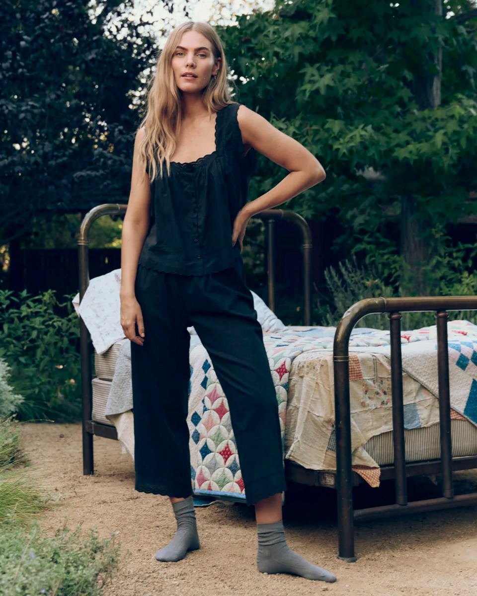Top &agrave; bretelles Eyelet The Great en voile de coton et dentelle noir, port&eacute; de face avec un pantalon assorti.