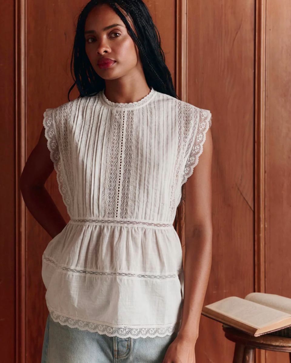 Top sans manches Sonnet The Great en coton et dentelle blanche, porté de face.