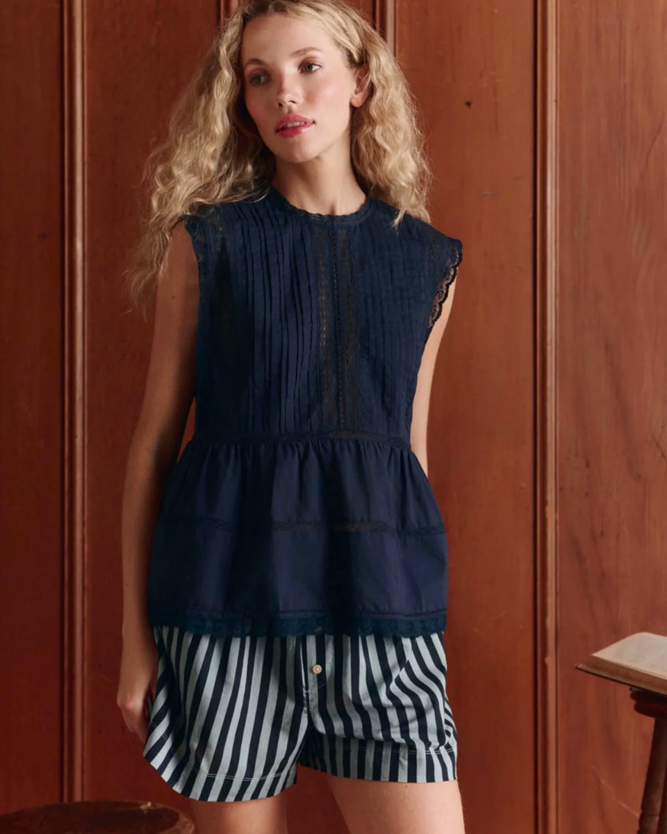 Top sans manches Sonnet The Great en coton et dentelle bleu marine, porté de face.