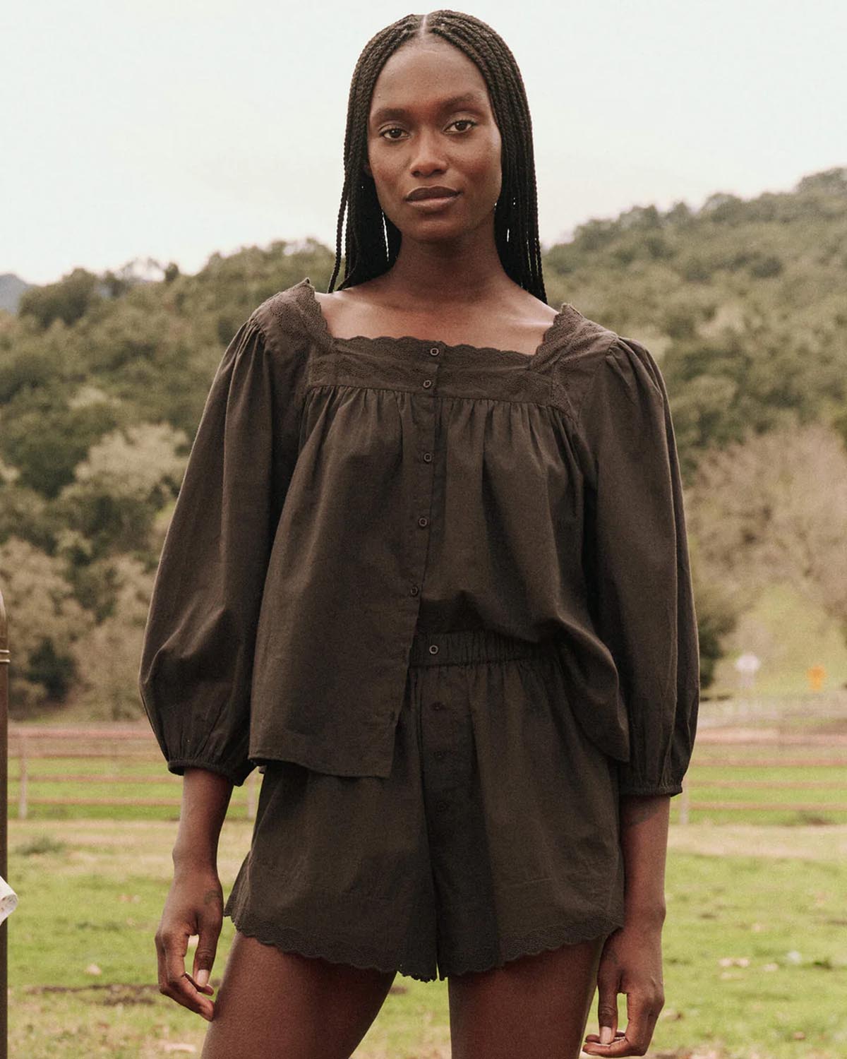 Produit Chemise manches 3/4 blousantes en coton brodé noir Eyelet The Great. Thème Sleep. Porté de face avec un short coordonné.