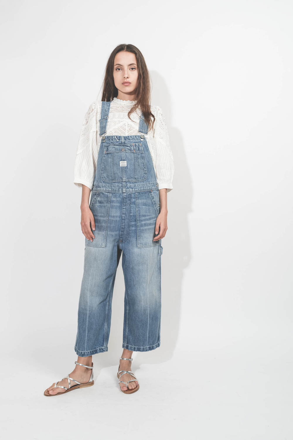 Top en dentelle blanche boutonn&eacute; dans le dos Verona The Great. Port&eacute; avec une salopette.