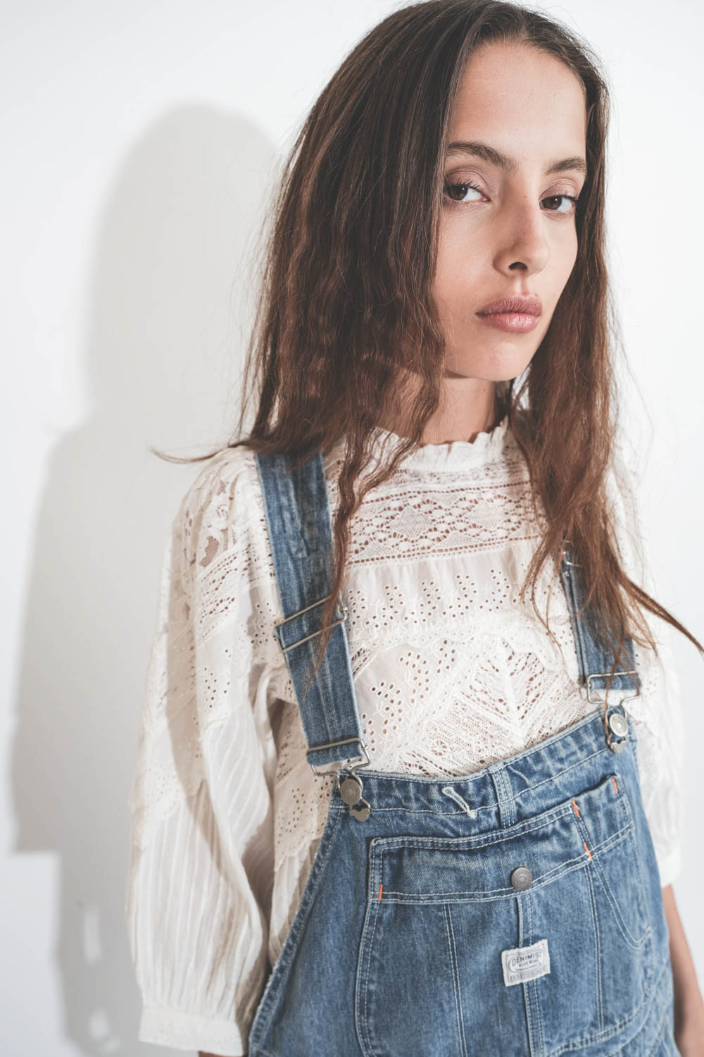 Top en dentelle blanche boutonn&eacute; dans le dos Verona The Great. D&eacute;tail dentelle.