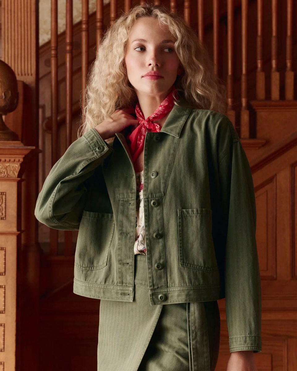 Veste de travail vintage Rancher The Great en coton kaki, port&eacute;e ouverte de face.