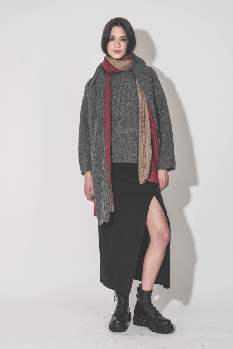 Écharpe Thibault Van Der Straete en alpaga tricolore beige, gris et rouge, portée de face.