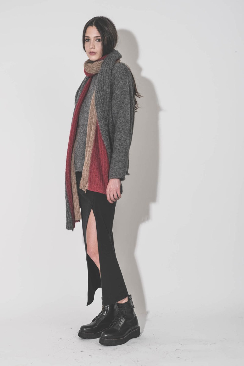 &Eacute;charpe Thibault Van Der Straete en alpaga tricolore beige, gris et rouge, port&eacute;e de profil.