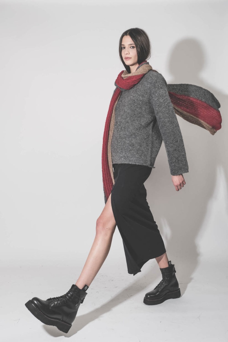 &Eacute;charpe Thibault Van Der Straete en alpaga tricolore beige, gris et rouge, port&eacute;e avec une robe longue Isabel Marant.