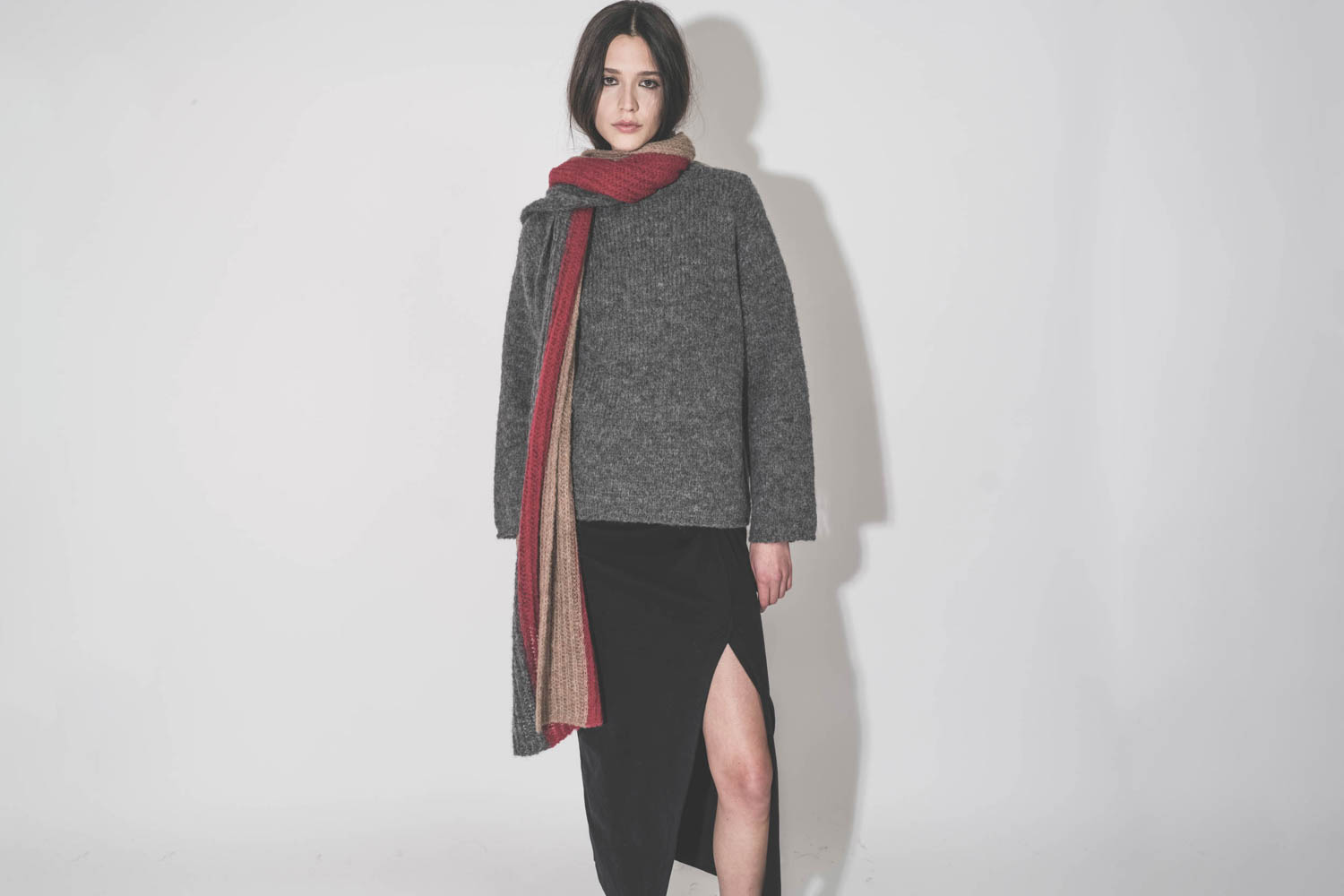 &Eacute;charpe Thibault Van Der Straete en alpaga tricolore beige, gris et rouge, port&eacute;e avec son pull gris coordonn&eacute;. 