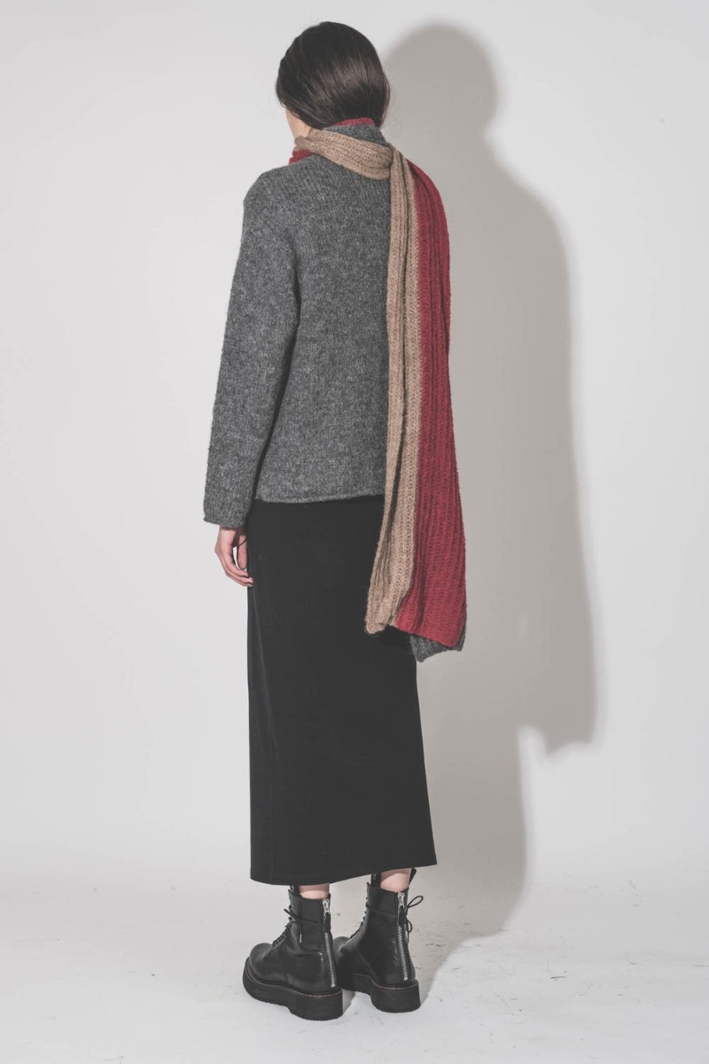 &Eacute;charpe Thibault Van Der Straete en alpaga tricolore beige, gris et rouge, port&eacute;e de dos.