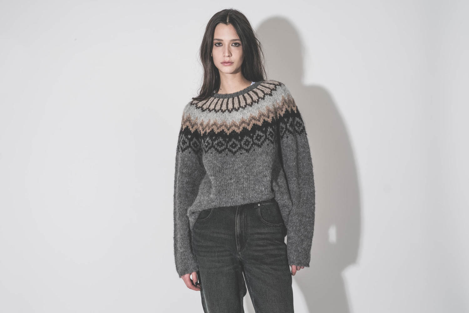 Pull droit col rond en alpaga gris fonc&eacute;, motif p&eacute;ruvien, Thibault Van Der Straete. Fabriqu&eacute; &agrave; la main au P&eacute;rou. Port&eacute; de face.