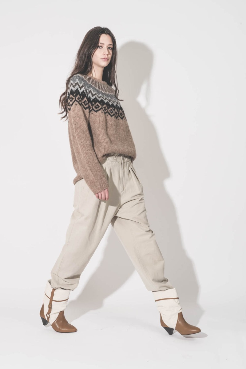 Pull droit col rond en alpaga camel, motif placé, péruvien, Thibault Van Der Straete. Fabriqué à la main au Pérou. Porté de profil avec un pantalon beige Isabel Marant Étoile.